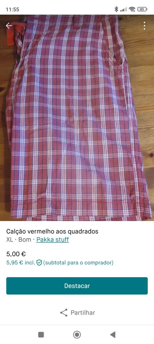 Calção vermelho aos quadrados