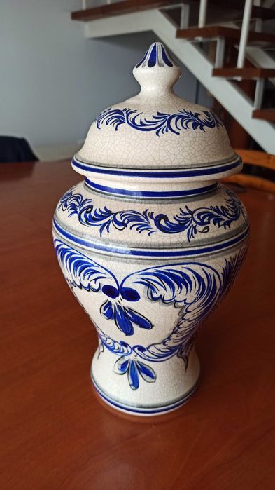 Pote decorativo cerâmica de Alcobaça, pintado à mão.