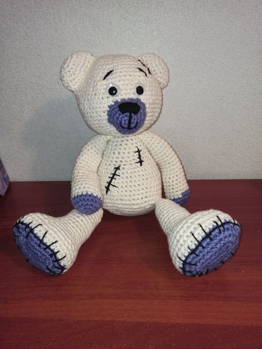 В'язана іграшка Ведмедик Тедді у білому кольорі.