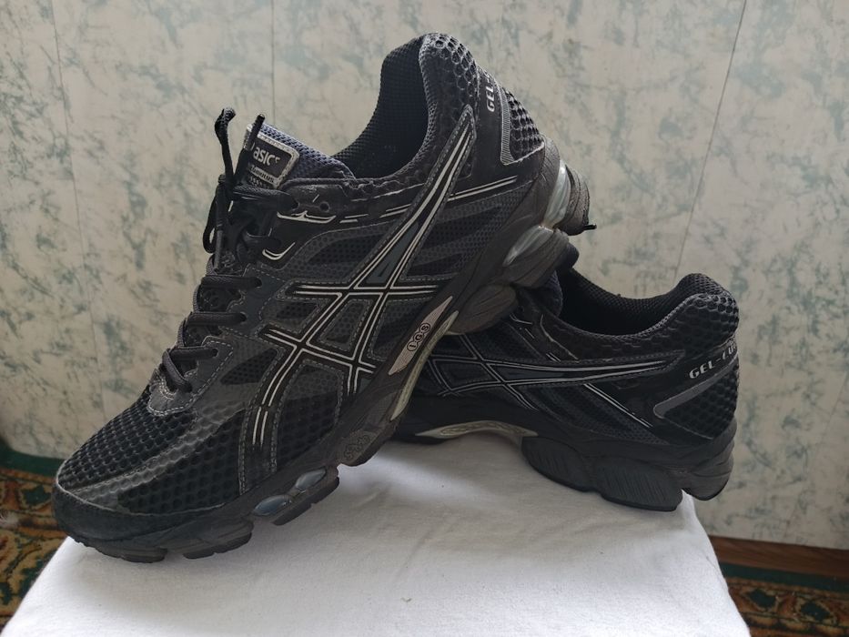 Кроссовки asics,оригинал