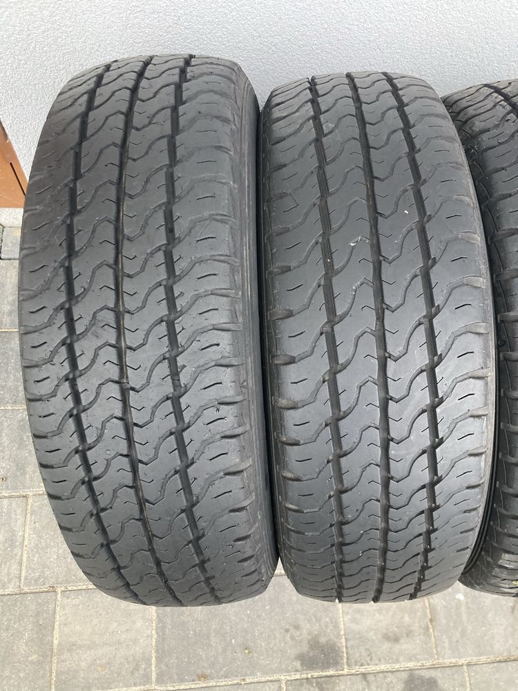 Opony letnie 215/65R16C Dunlop