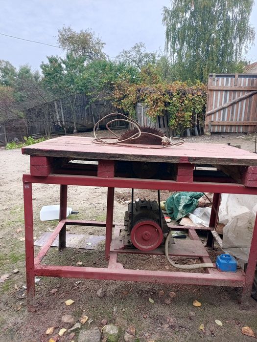 Продається циркулярна на 220 v в робочому доброму стані як на фото