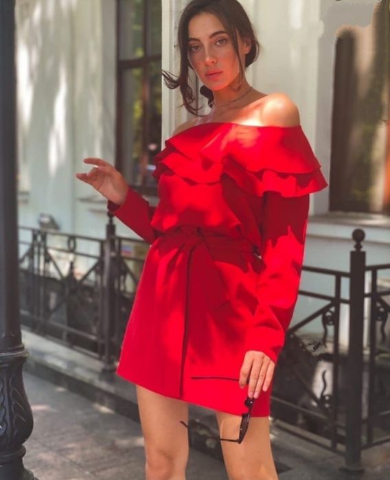 Платье с воланом