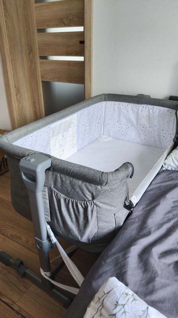 Dostawką łóżeczko dla niemowlaka kinderkraft szare