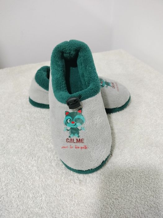 Vende se pantufas novas para menino