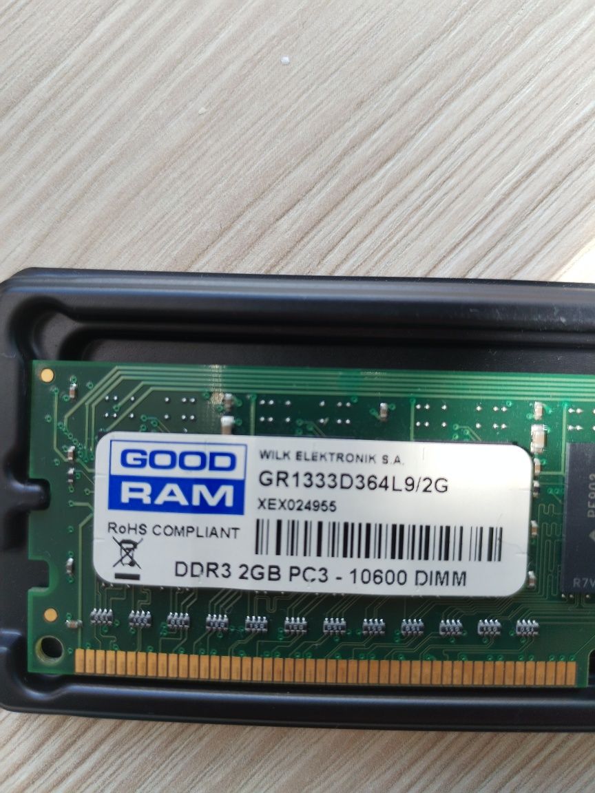 оперативна пам'ять DDR3 в наявності дві плашки по 2гб