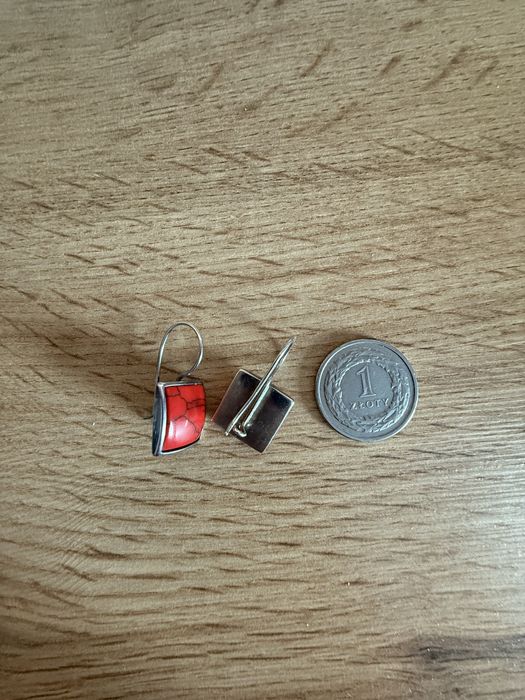 Srebrne kolczyki z czerwonym kamieniem
