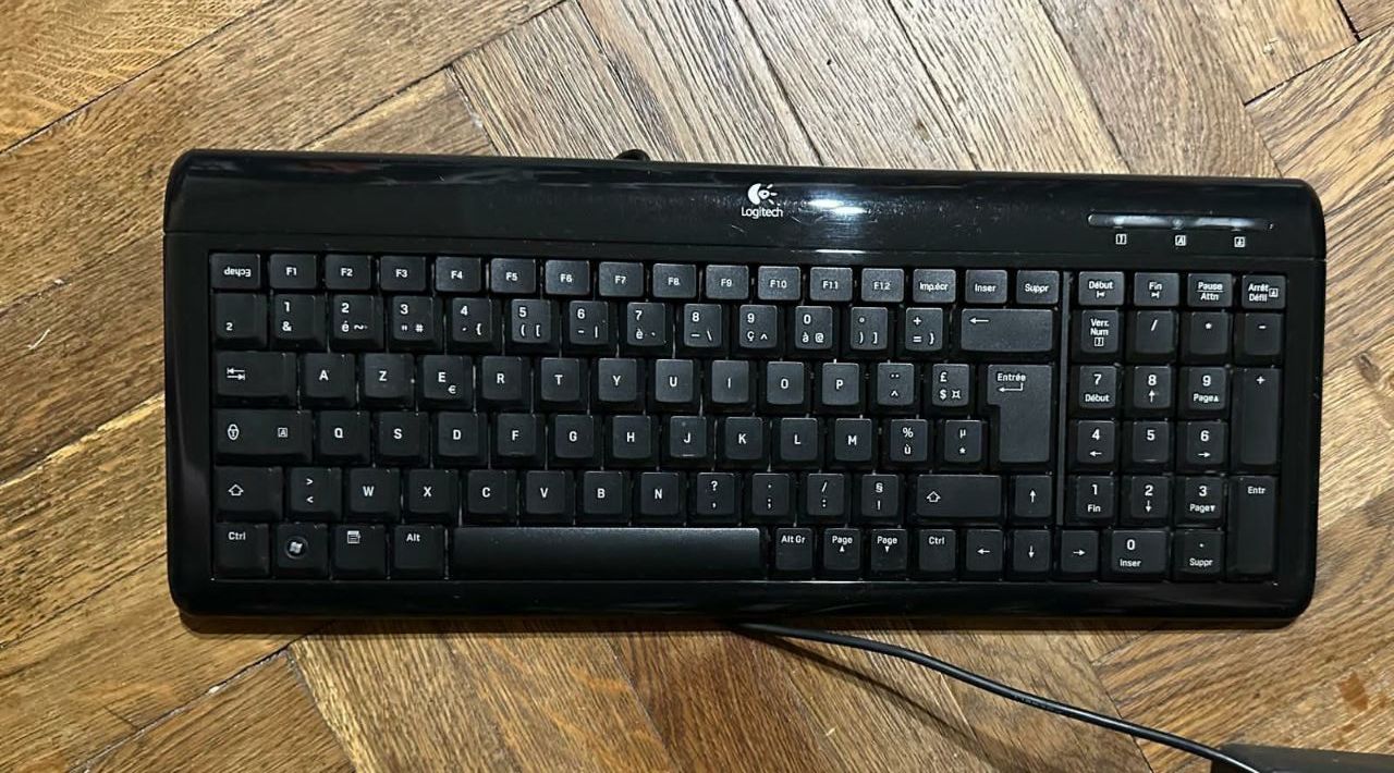 Англійська Клавіатура Logitech Ultra-Flat Keyboard клавиатура