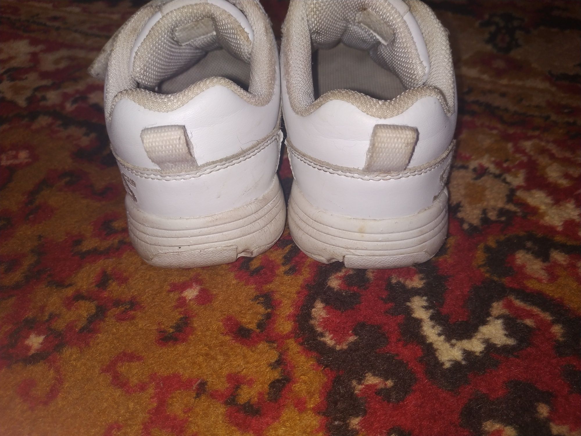 Белые кожаные кроссовки 18.5 см