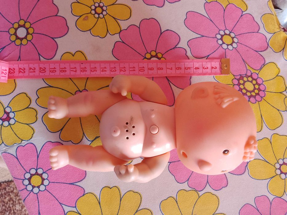 Пупс який говорить та бере пальчика до ротика