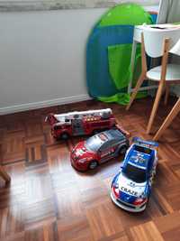 Carros de brincar de corrida e camião de bombeiros