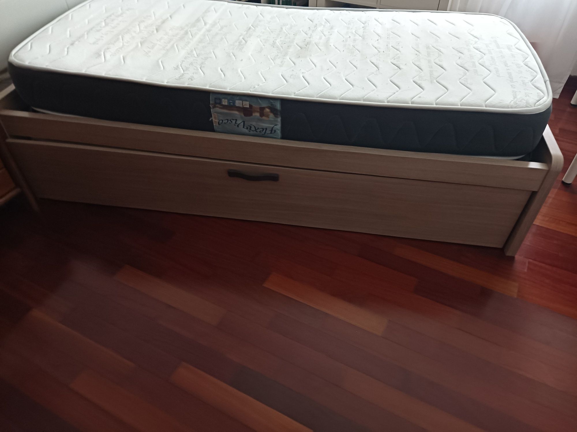 Cama dupla de solteiro
