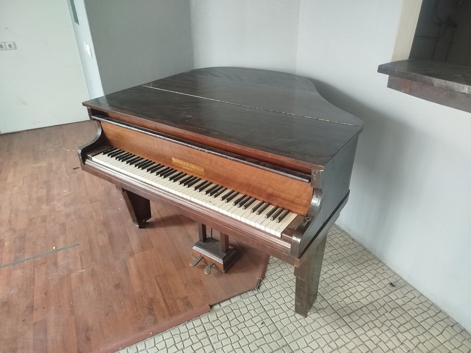 Vendo piano em bom estado de conservação