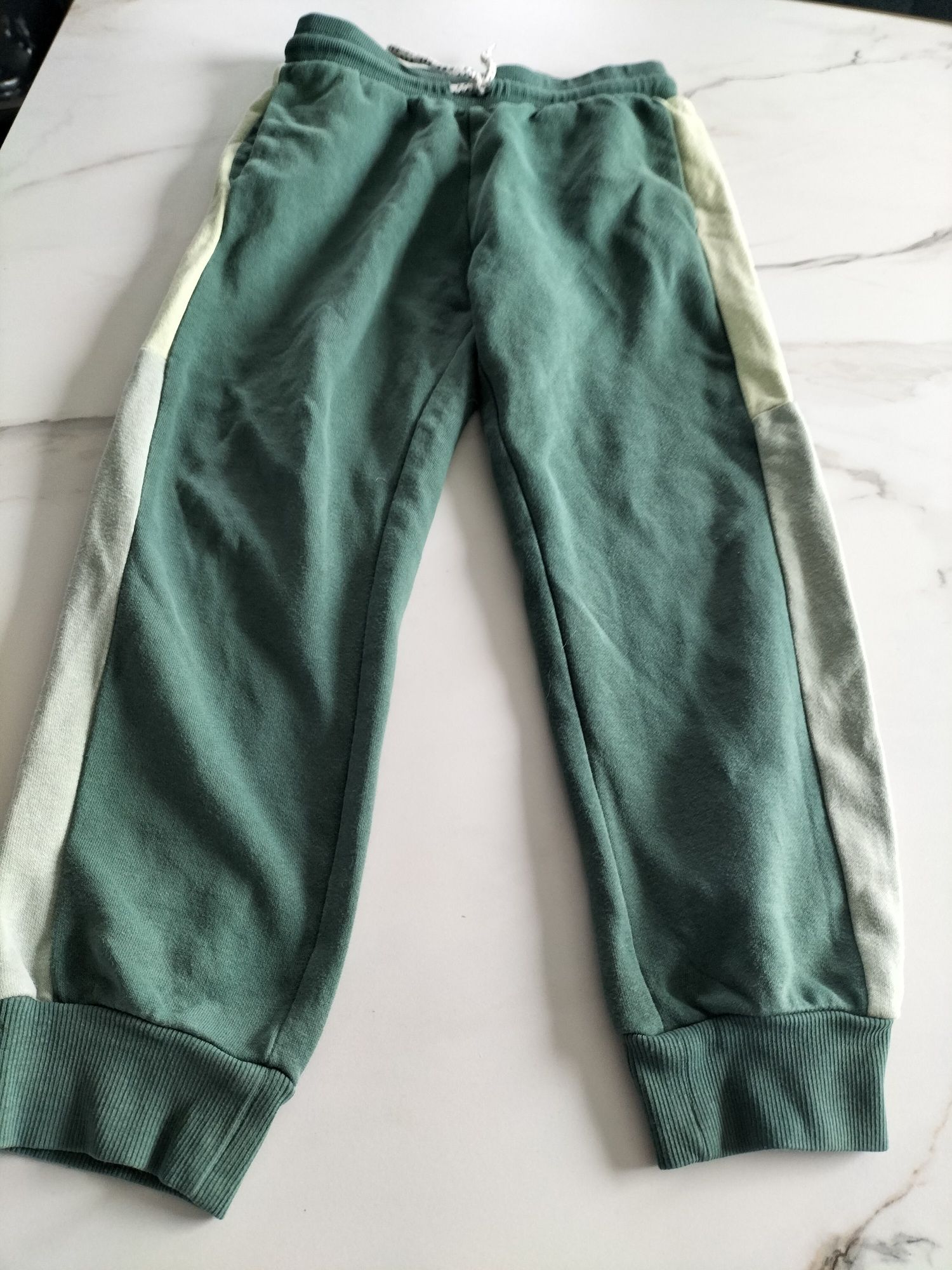 Sprzedam dres dla chłopca firmy h&m w rozmiarze 128 , używany