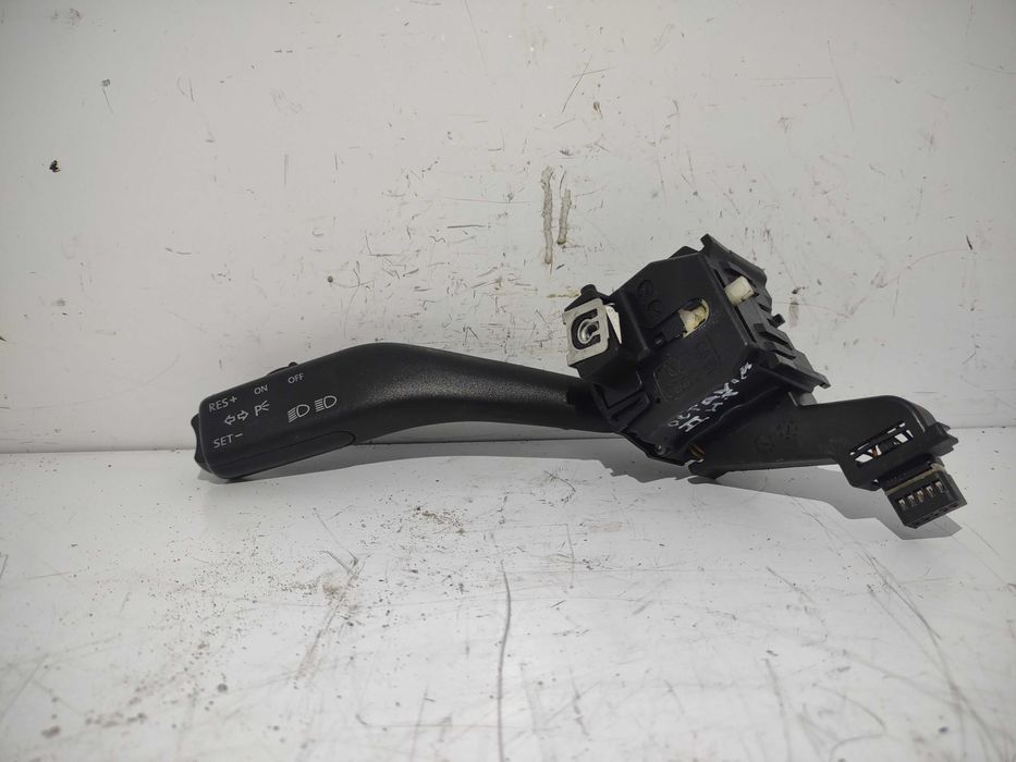 Przełącznik świateł kierunkowskazów SKODA OCTAVIA 2