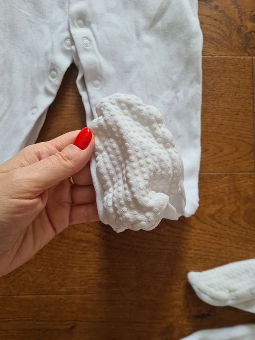 Zestaw 3 pajacyki biale 74 - 80 antyposlizgowe stopy