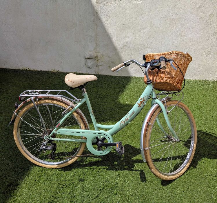 Bicicleta Clássica de Senhora com Cesto e Capacete - Nova