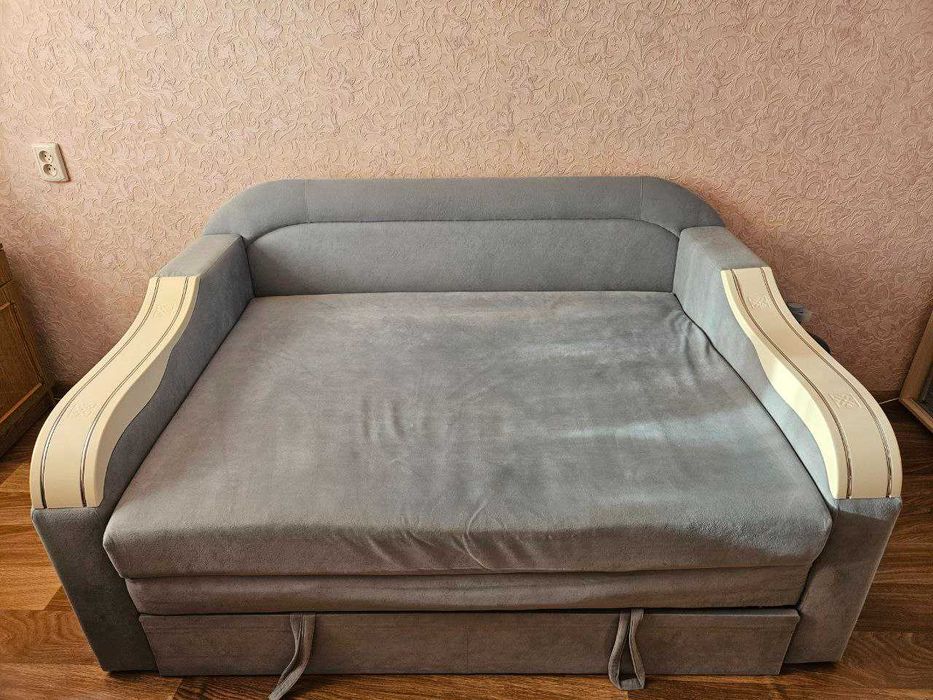 Диван розкладний із великим спальним місцем