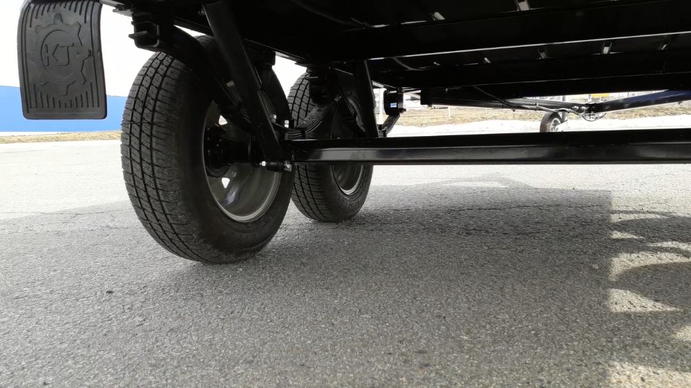 Легковий двовісний причіп.