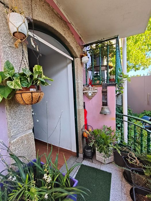 Lar idílico com garagem e adega adaptada – numa zona em crescimento.