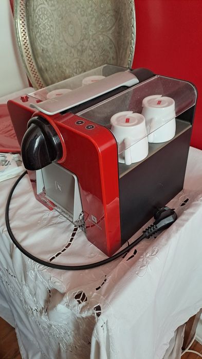 Máquina Nespresso Le Cube como nova