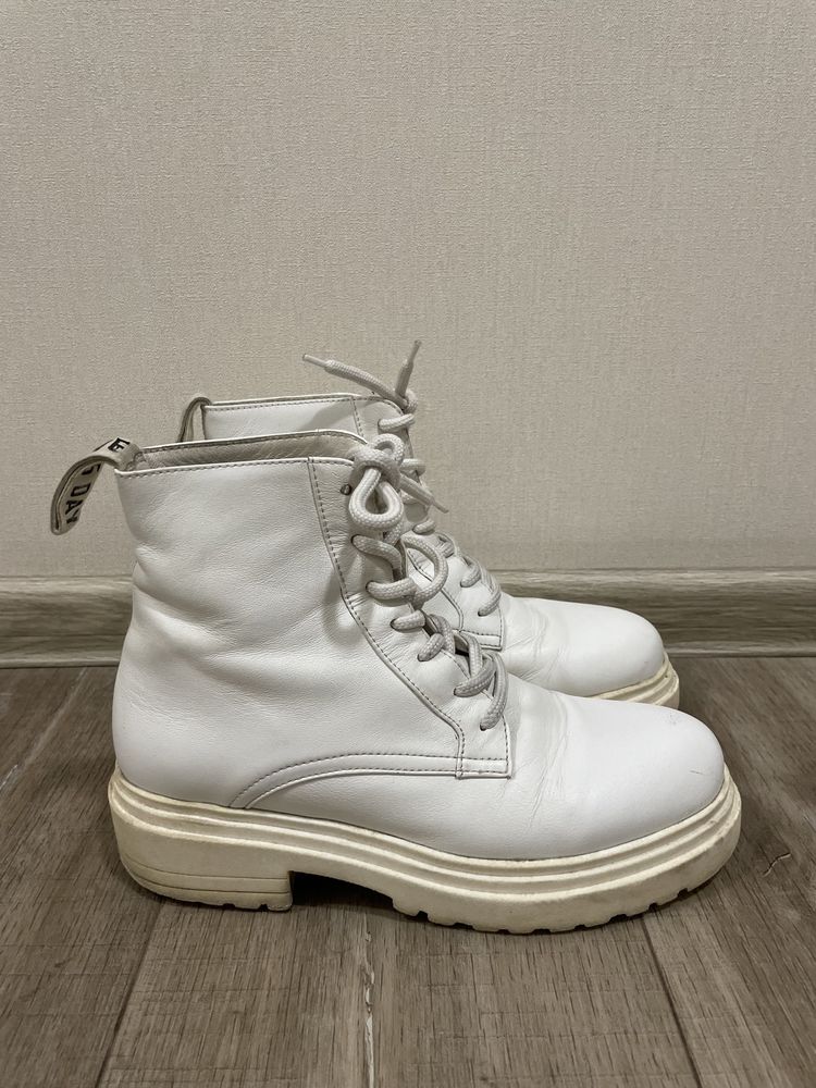 Білі чоботи бренду Kacharovska