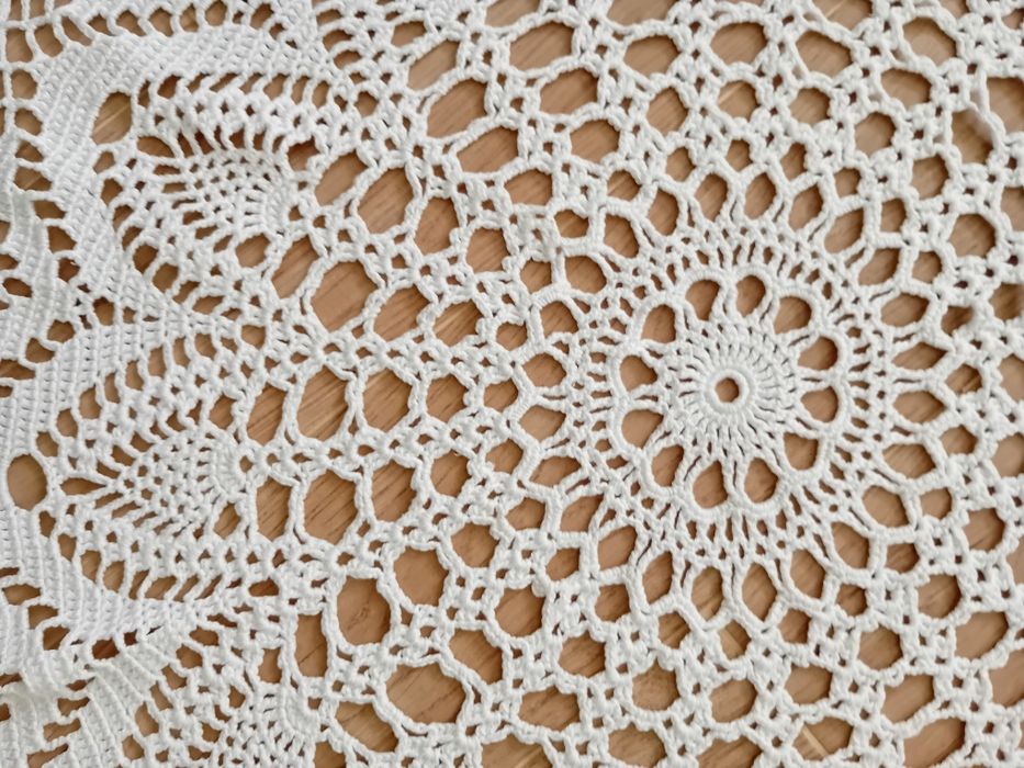 Toalha redonda branca, linha grossa (número 4), usada