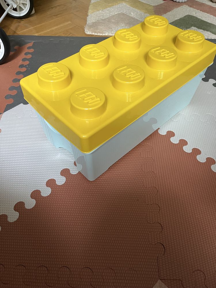 Dwa pojemniki lego