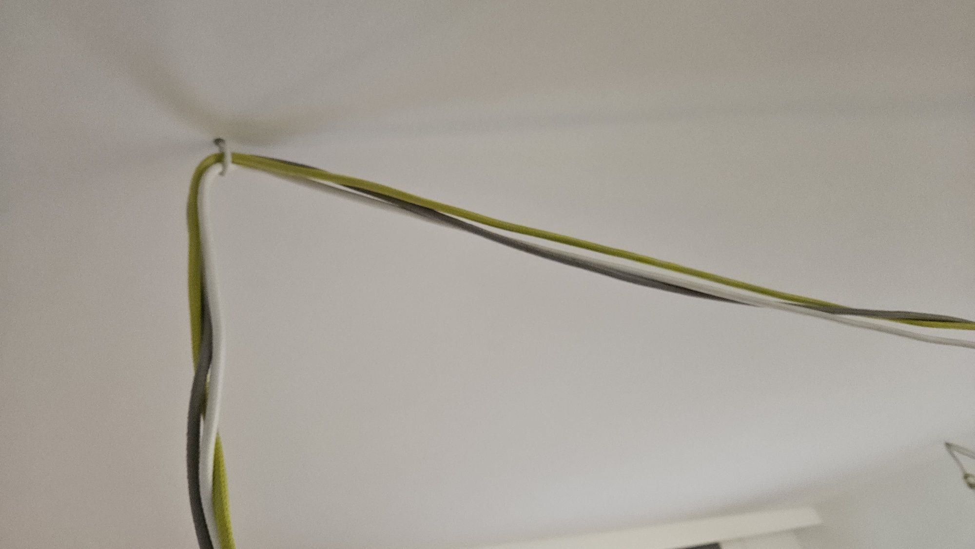 Lampa - Kolorowe kable w oplocie i żarówki