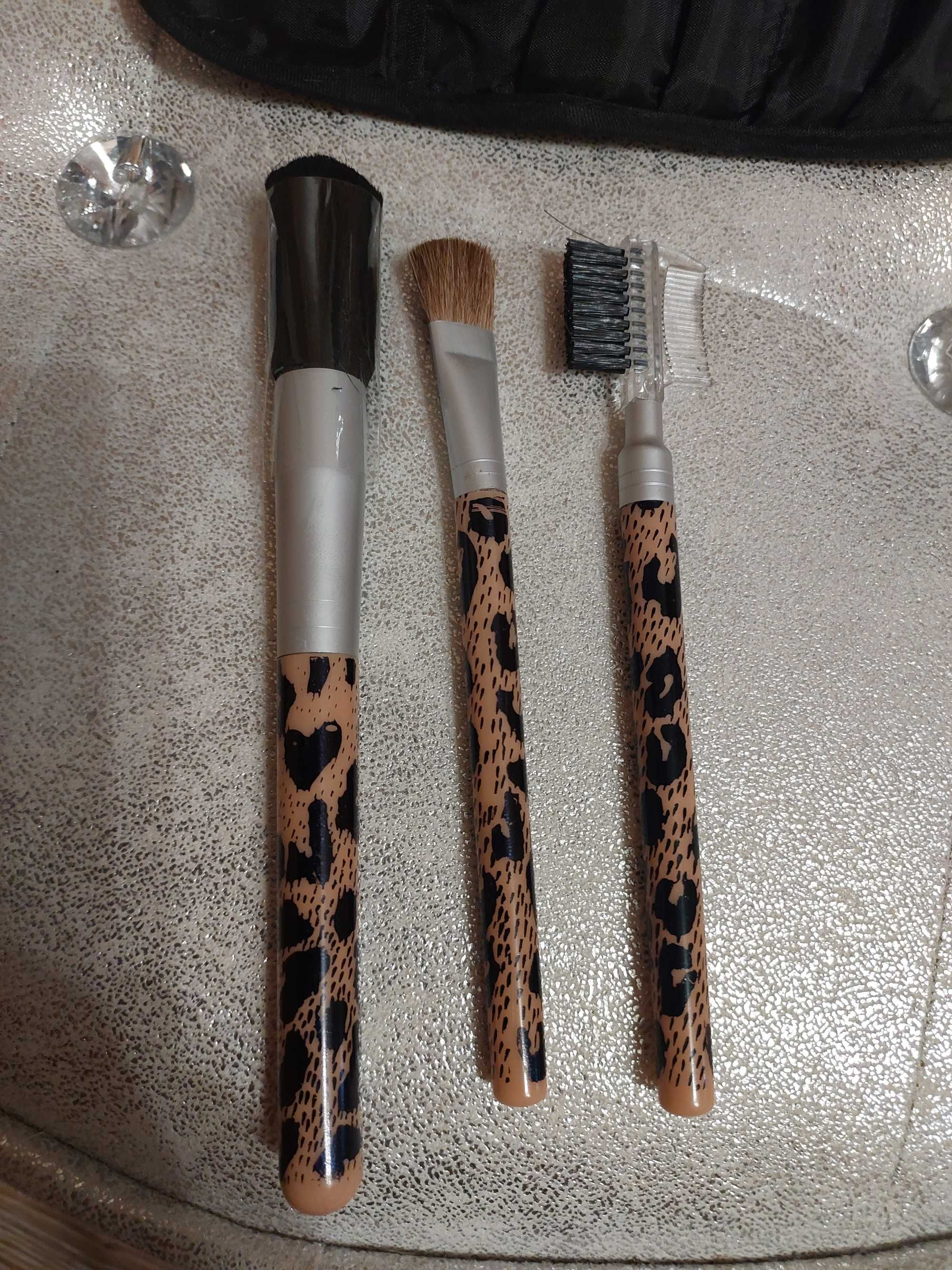 Przybory do makijażu w etui