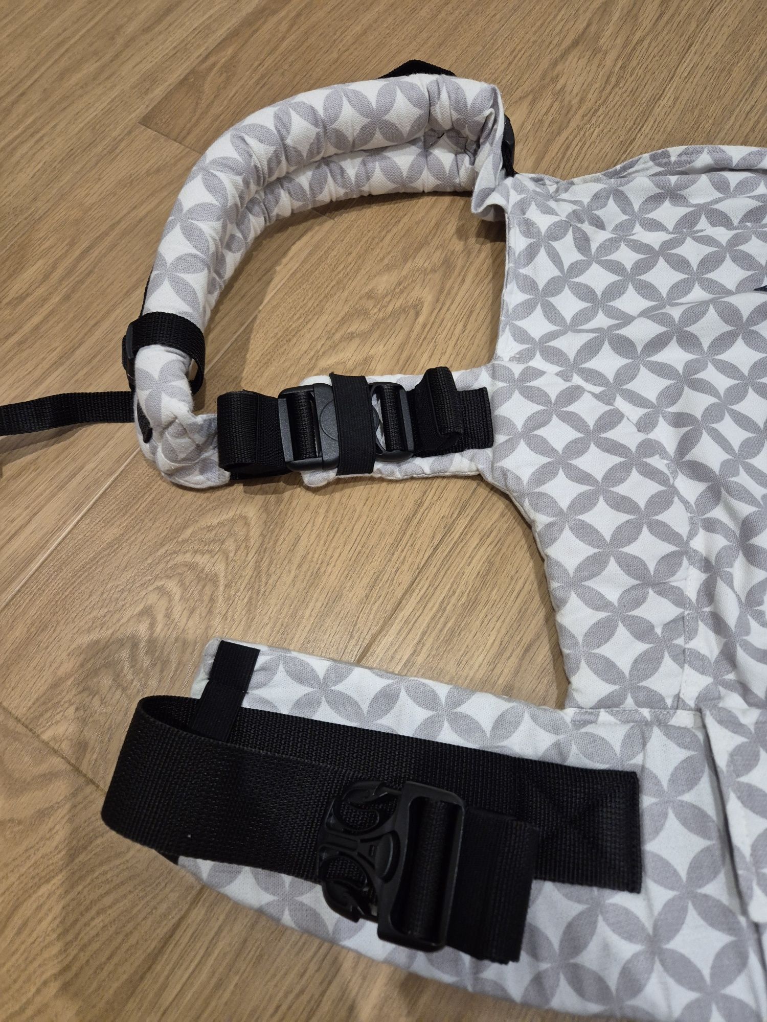 WOMAR nosidło ergonomiczne ZAFFIRO EMBRACE N24 + kapturek + wkładka