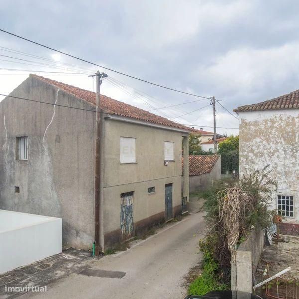Moradia T2 - C/ extenso terreno