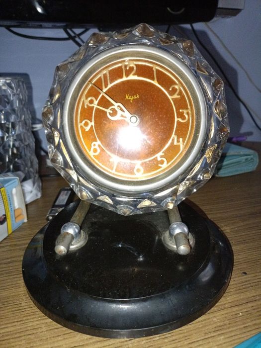 Zegar kominkowy na podstawce