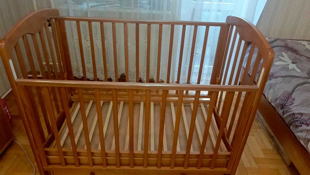 Срочно продам детскую кровать  с матрасом и круговыми подушками .