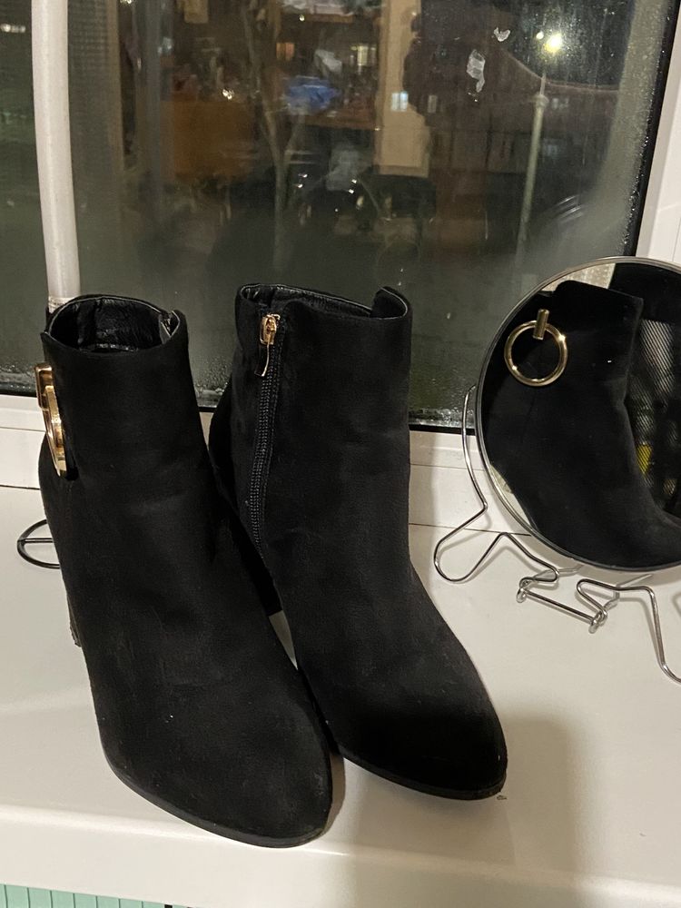 Замшеві жіночі чорні черевики на підборах (ботинки на каблуке)