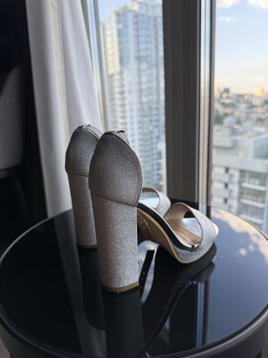 Блискучі босоніжки на підборах туфлі