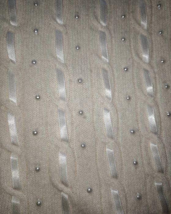 Sweter elegancki z perłami i wstążką