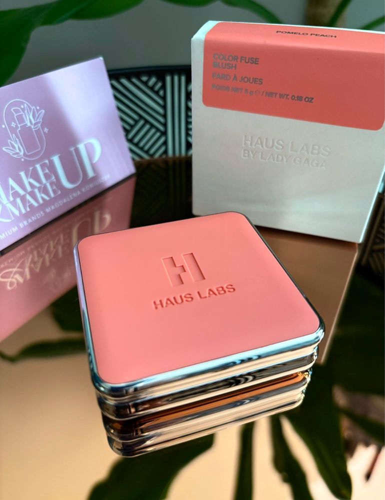 haus labs powder blush „pomelo peach” róż