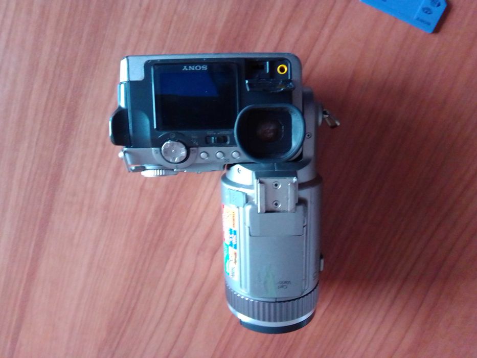 Maquina fotográfica Sony DSC-F707, com avaria.