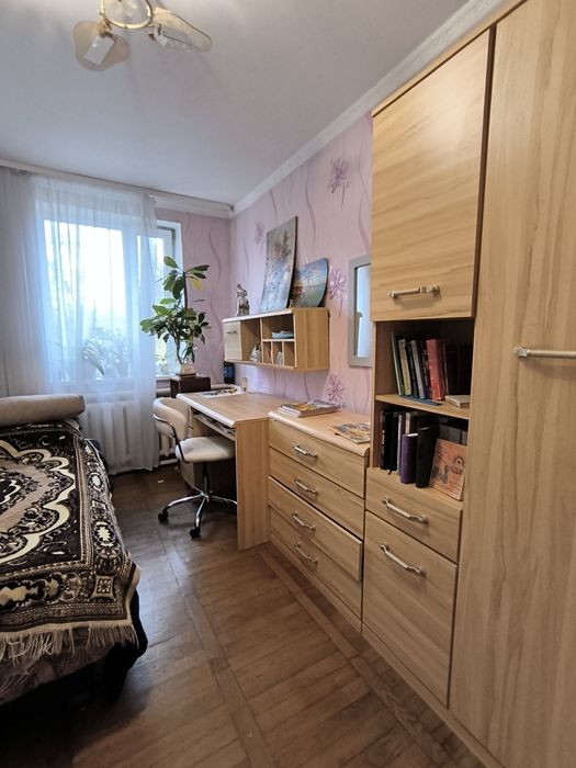 Здається кімната в будинку Смолянка