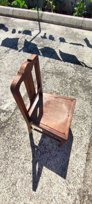 Cadeira antiga de madeira