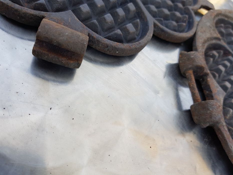 Nr16.Poniemiecka,przedwojenna, żeliwna gofrownica na piec,ogień