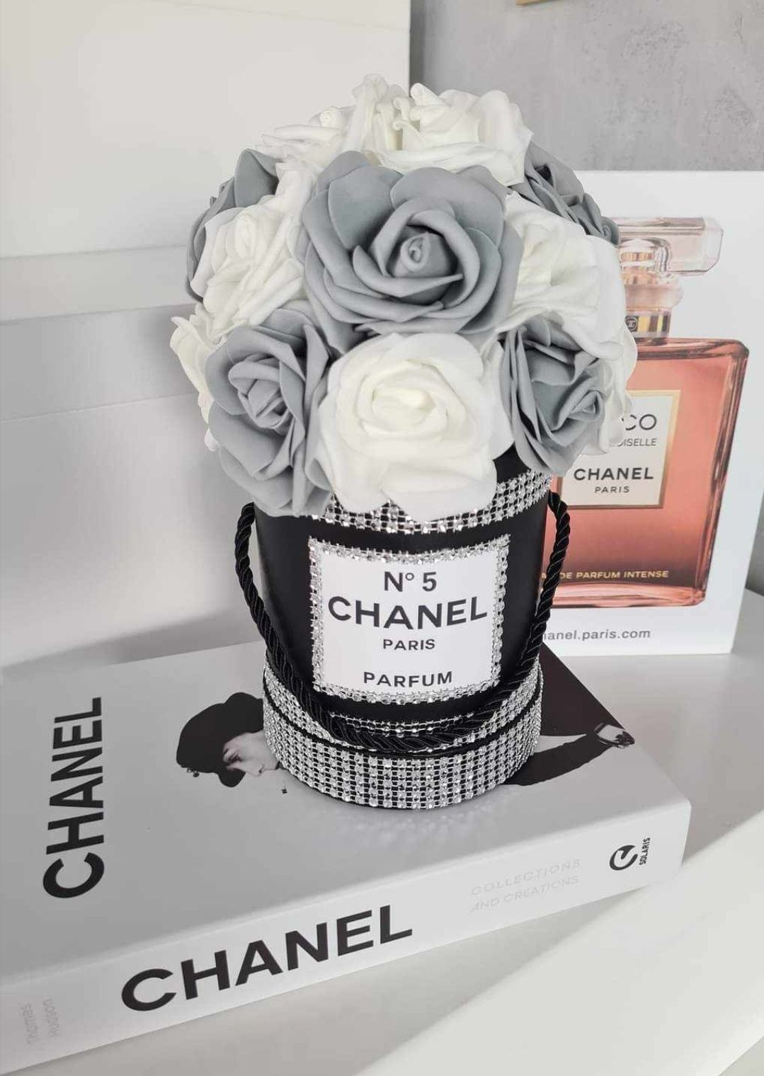 Flower box  Chanel Versace  glamour cyrkonie róże piankowe