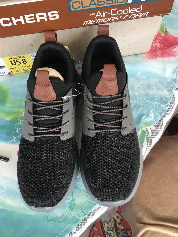 Продам мужские кроссовки Skechers