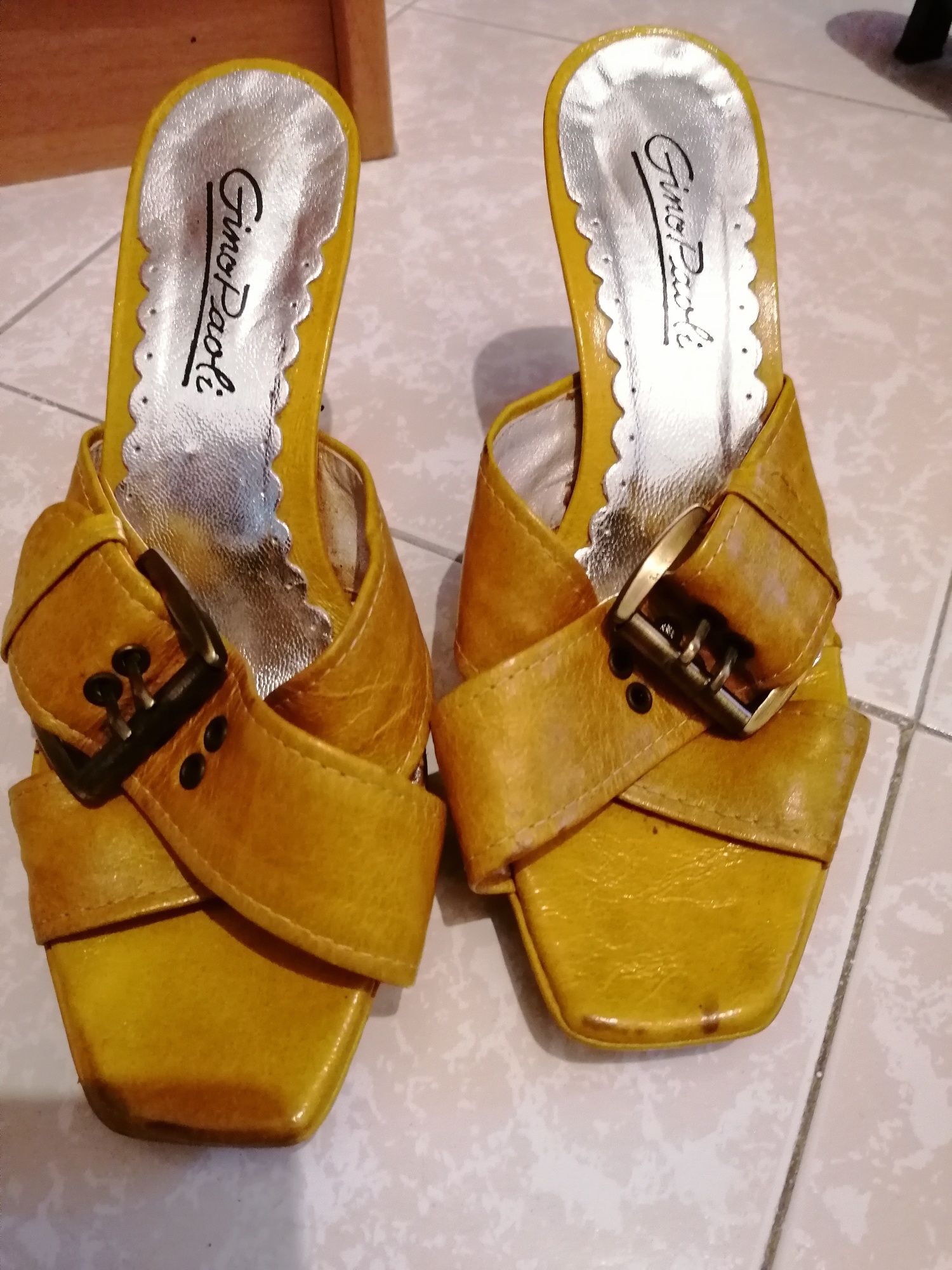 Sapatos amarelo torrado tamanho 36