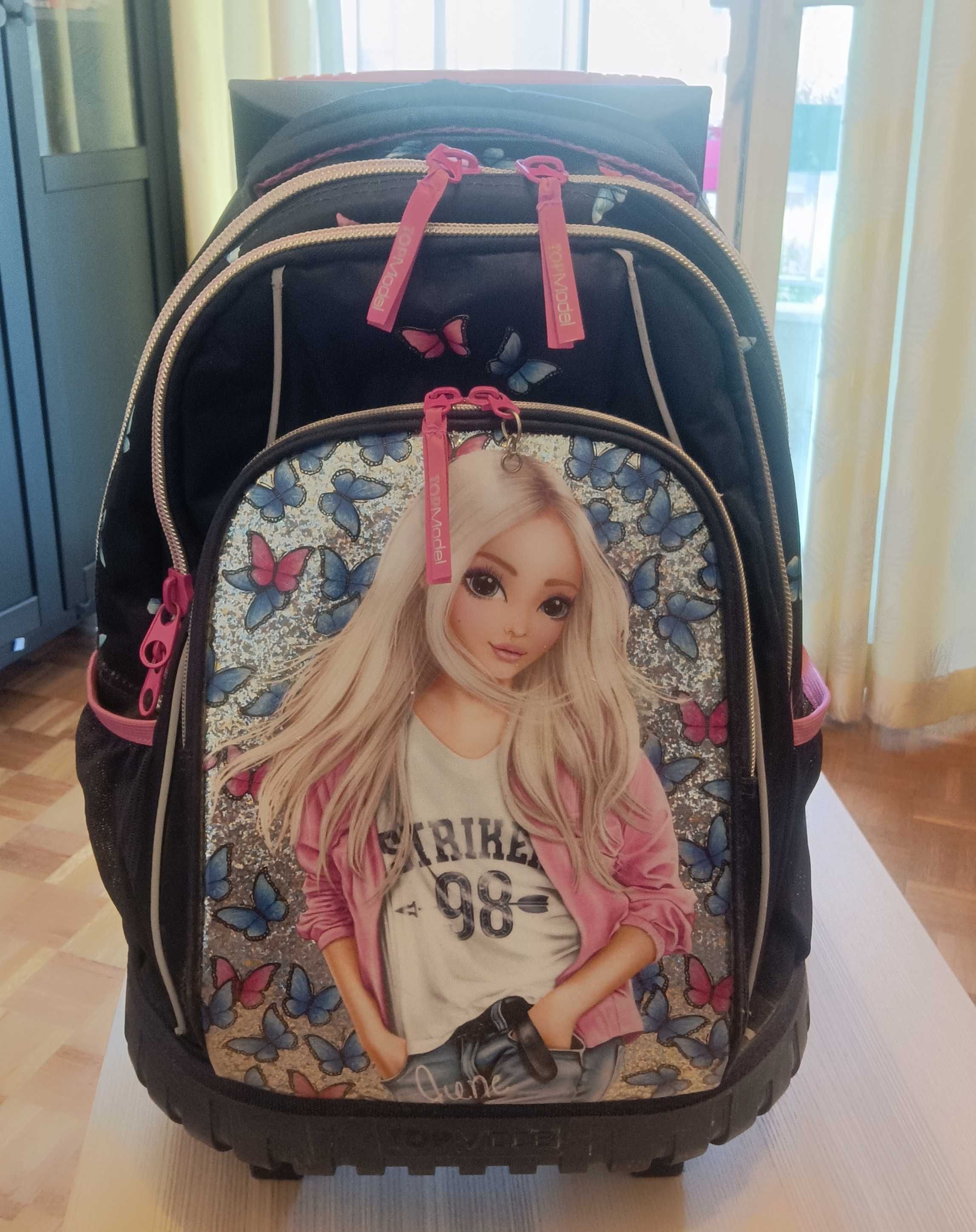Mochila de criança para escola com rodinhas.