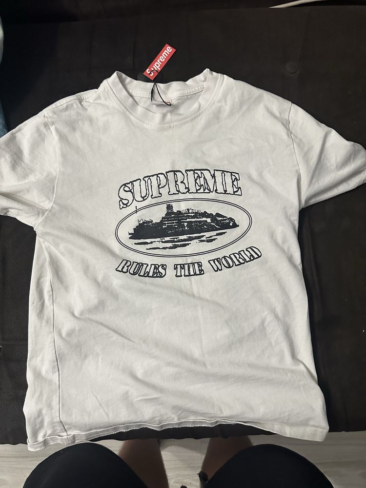 Koszulka corteiz z kolaboracja z supreme