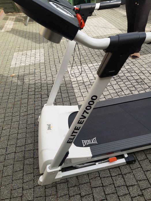 Bieżnia elektryczna Everlast Elite EV7000 uszkodzona