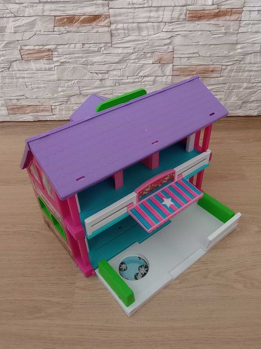 Domek z mebelkami dla lalek