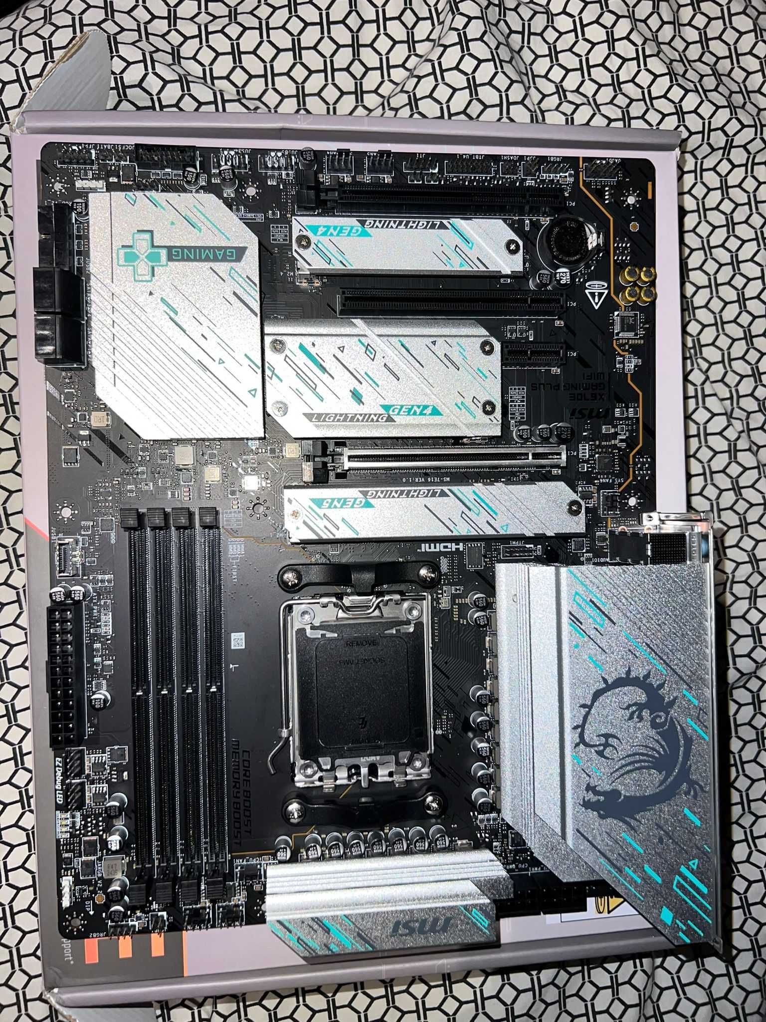 Motherboard AMD X670E Gaming Plus Wifi (Como nova)